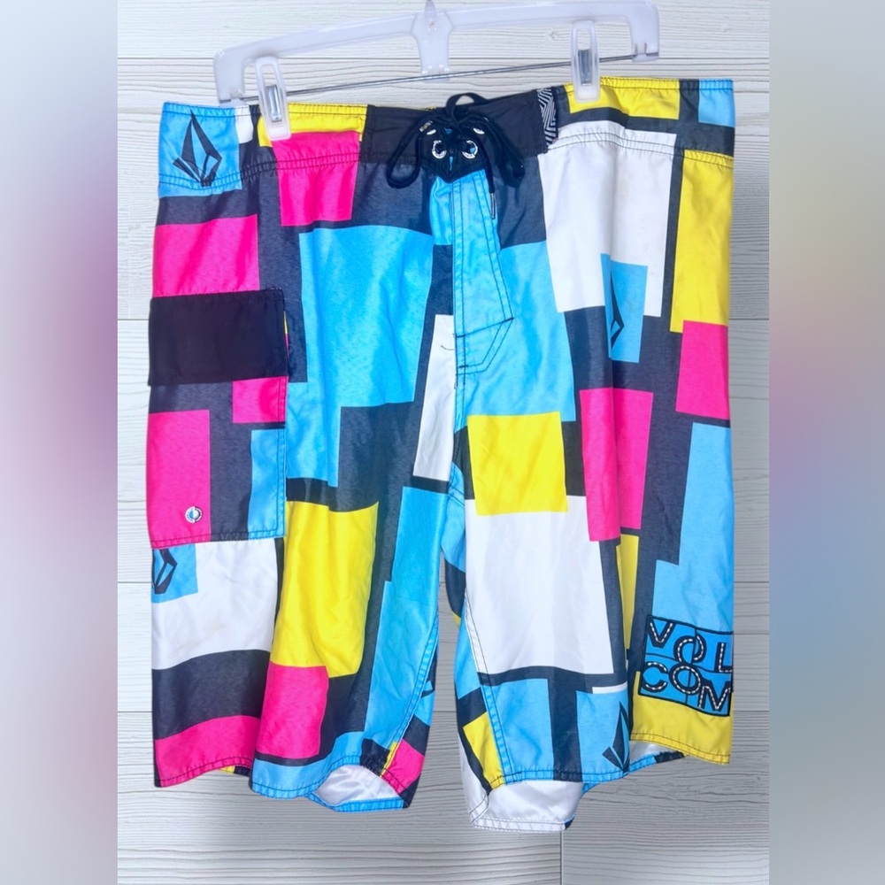 VOLCOM Men’s Vintage 90’s Colorblock Geometric Polly Pack Hybrid Shorts - Picture 3 of 11